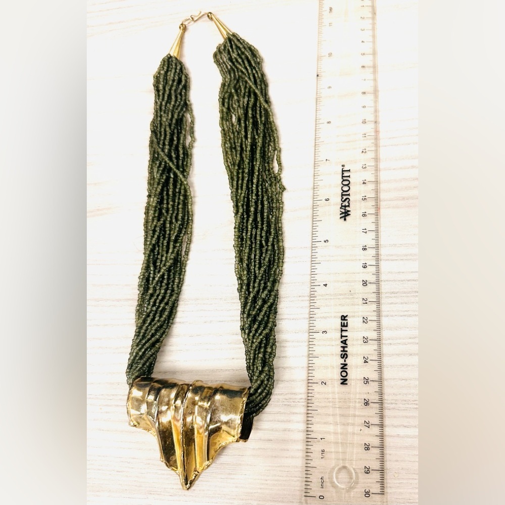 11.5” Green VTG Plastic Beads Rope w/ Gold Intricate Design Pendant Necklace - Picture 5 of 5